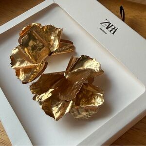 Zara Petal Gold Tone 3D Metal Earrings Shaped like Raised Flower Petals NWT NIB